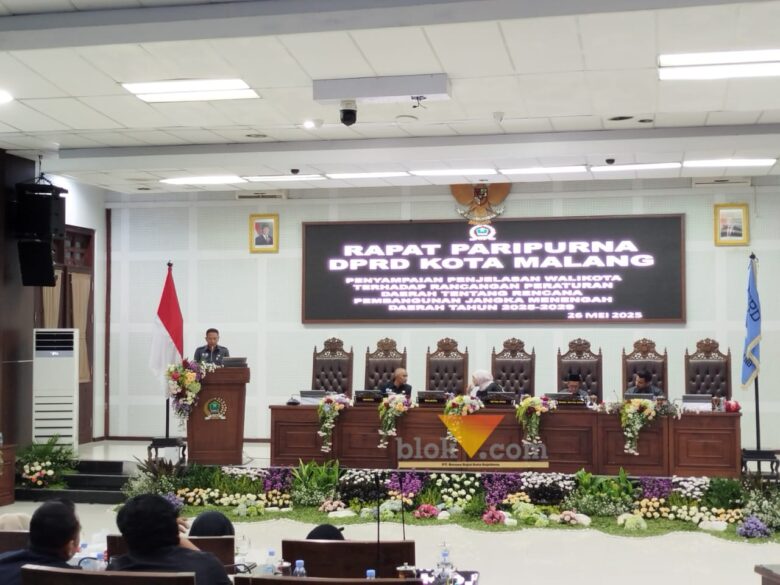 Rapat Paripurna DPRD Kota Malang bersama Wali Kota, Wahyu Hidayat membahas RPJMD (blok-a.com / Yogga Ardiawan)