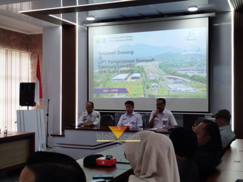 Kepala DLH Kota Malang, Noer Rahman Wijaya dalam forum audiensi terkait permintaan warga terdampak TPA Supit Urang (blok-a.com / Yogga Ardiawan)