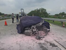 Kondisi mobil Lamborghini setelah mengalami kecelakaan di ruas tol Jombang-Mojokerto.(Astra tol Jomo)