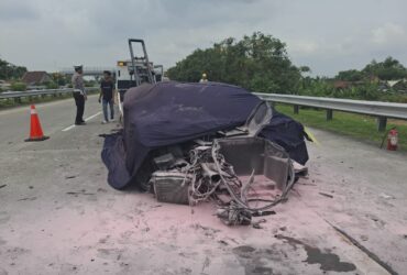 Kondisi mobil Lamborghini setelah mengalami kecelakaan di ruas tol Jombang-Mojokerto.(Astra tol Jomo)