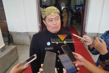 Kepala Disdikbud Kota Malang, Suwarjana saat diwawancarai awak media seusai peringatan Hardiknas. (blok-a.com / Yogga Ardiawan)