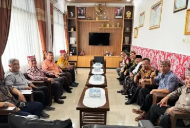 Belasan tokoh agama yang tergabung dalam RKBK saat melakukan audiensi ke Polresta Banyuwangi, Selasa (6/5/2025). (blok-a.com/Kuryanto)