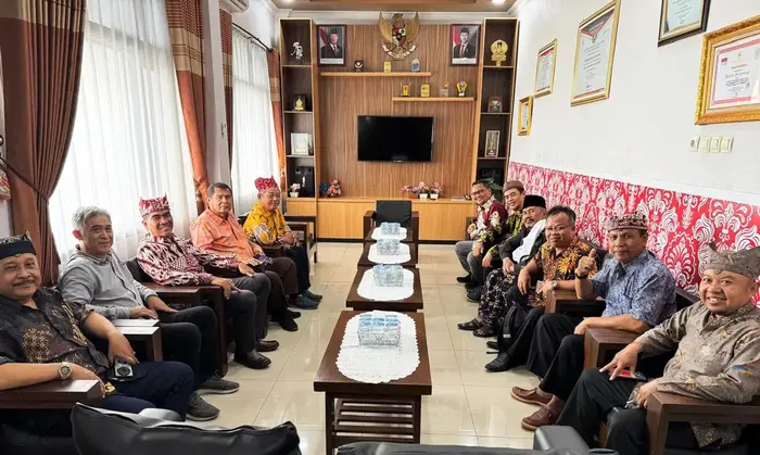 Belasan tokoh agama yang tergabung dalam RKBK saat melakukan audiensi ke Polresta Banyuwangi, Selasa (6/5/2025). (blok-a.com/Kuryanto)