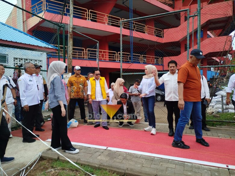 Anggota Komisi D DPRD Kota Malang, saat melakukan tinjauan venue di Stadion Gajayana (blok-a.com / Yogga Ardiawan)