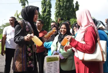 Pembagian paket makan gratis di desa Sidokerto, Kecamatan Buduran, Sidoarjo