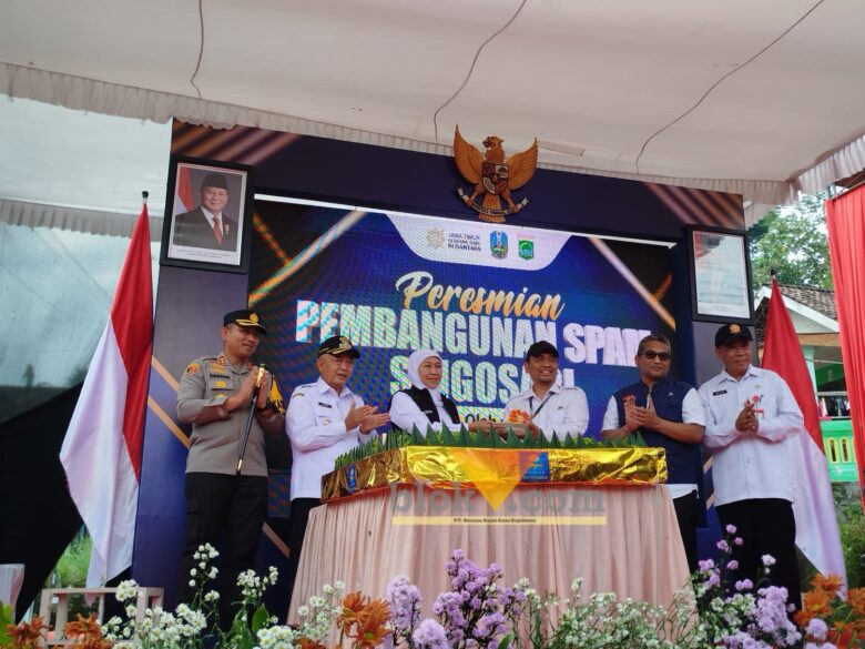 Gubernur Jawa Timur, Khofifah Indar Parawansa saat meresmikan pembangunan SPAM di Dusun Sumbul, Desa Klampok, Kecamatan Singosari, Kabupaten Malang (blok-a.com / Yogga Ardiawan)