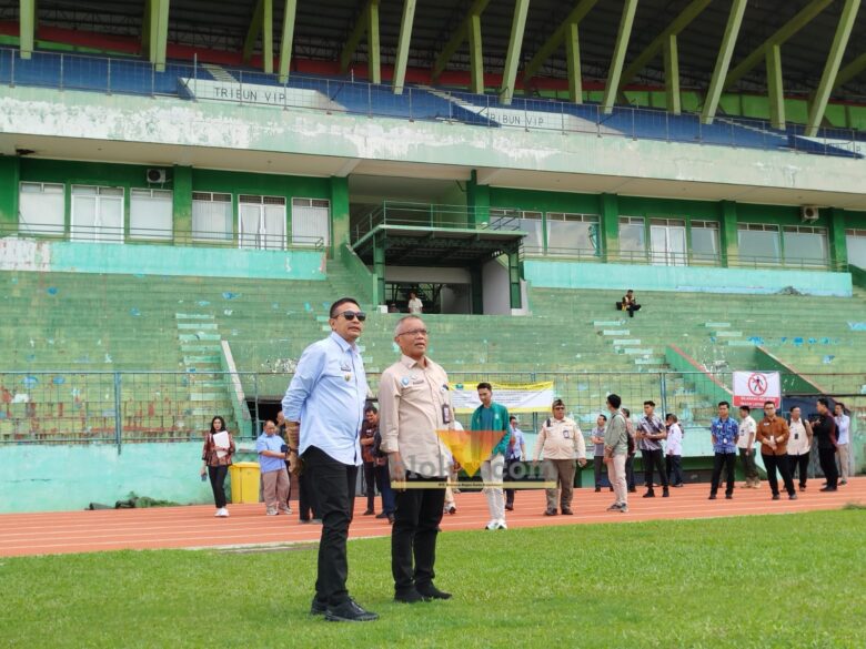 Wahyu Hidayat, saat mengecek langsung venue Stadion Gajayana yang akan digunakan dalam ajang Porprov IX Jawa Timur (blok-a.com / Yogga Ardiawan)
