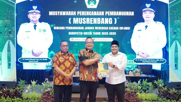 Plt Bupati Gresik dr Asluchul Alif (tengah), Ketua DPRD Gresik M Syahrul Munir ( kanan), Sekda Gresik Ir Ahcmad Washil (kiri) pada Musrenbang RPJMD 2025-2029.(istimewa)
