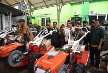 Penyerahan bantuan 15 handtraktor dan 1 unit Combie Harvester ke Gapoktan Sidoarjo.