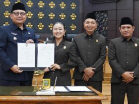 Teks: Wakil wali kota Mojokerto Cak Sandi ikuti Raperda di kantor DPRD.(blok-a.com/Syahrul Wijaya)