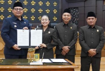 Teks: Wakil wali kota Mojokerto Cak Sandi ikuti Raperda di kantor DPRD.(blok-a.com/Syahrul Wijaya)