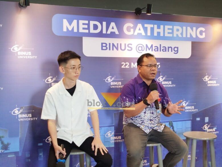Campus Direktor Binus Malang, Robertus Tang Herman (kanan) bersama Michael Kelvin saat memberi paparan Gap Dunia Kampus Dan Industri (blok-a.com / Yogga Ardiawan)