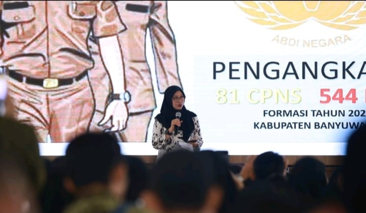 Bupati Ipuk saat serahkan SK pengangkatan 625 CPNS Dan PPPK 2024, Jumat (23/5/2025).