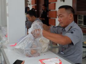 Petugas lapas terlihat sedang memeriksa barang bawaan pengunjung.(blok-a.com/Syahrul Wijaya)