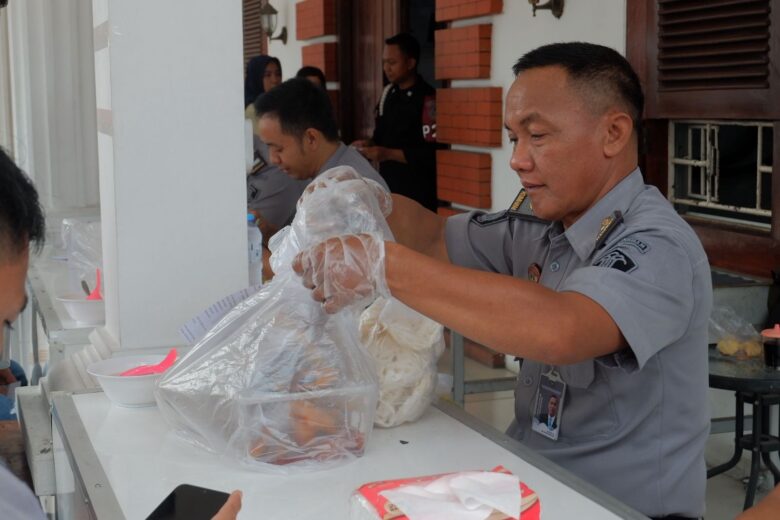 Petugas lapas terlihat sedang memeriksa barang bawaan pengunjung.(blok-a.com/Syahrul Wijaya)