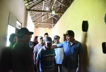Bupati Sidoarjo, Subandi saat kunjungi RLTH milik Mulyono, warga Desa Sebani.