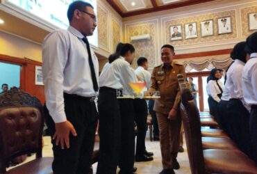 Wali Kota Malang, Wahyu Hidayat saat memberikan ucapan selamat kepada para CPNS yang baru menerima SK (blok-a.com / Yogga Ardiawan)
