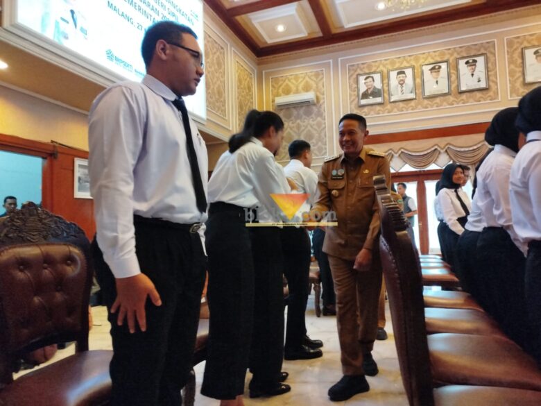 Wali Kota Malang, Wahyu Hidayat saat memberikan ucapan selamat kepada para CPNS yang baru menerima SK (blok-a.com / Yogga Ardiawan)