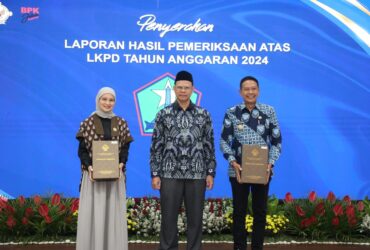 Wali Kota Malang, Wahyu Hidayat saat menerima penghargaan WTP (prokopim)