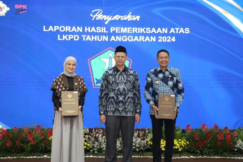 Wali Kota Malang, Wahyu Hidayat saat menerima penghargaan WTP (prokopim)