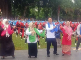 Bupati dan Wakil Bupati Magetan saat mengikuti tarian massal.