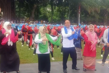 Bupati dan Wakil Bupati Magetan saat mengikuti tarian massal.