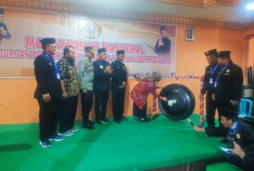 Bupati Magetan, Hj Nanik Endang Rusminiarti saat memukul gong membuka acara Musnas PSCP 2025