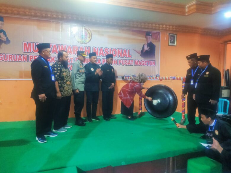 Bupati Magetan, Hj Nanik Endang Rusminiarti saat memukul gong membuka acara Musnas PSCP 2025