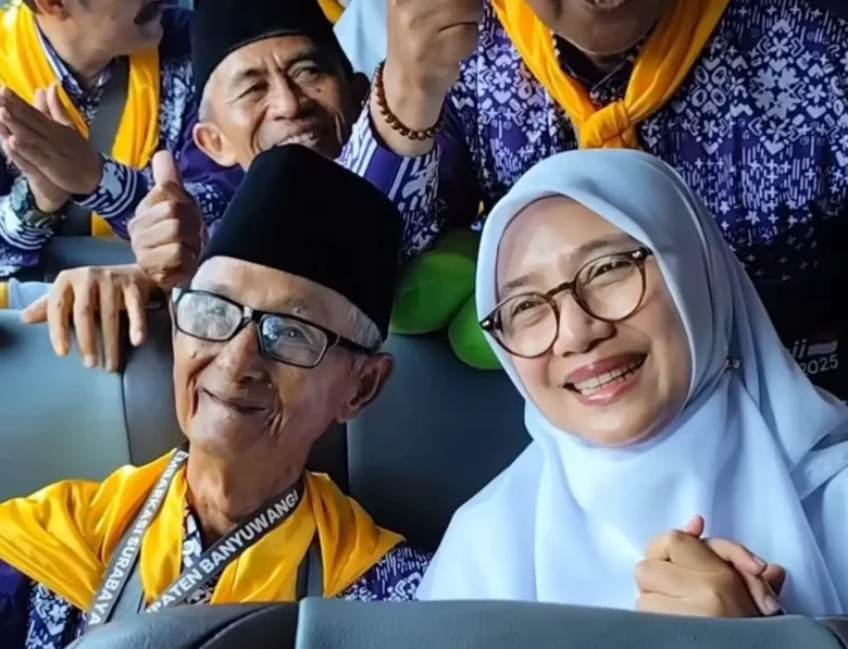 Dulhari bersama Bupati Banyuwangi Ipuk saat hendak diberangkatkan ke Asrama Haji Sukolilo Surabaya, Selasa (13/5/2025).(Instagram/banyuwangi_kab)