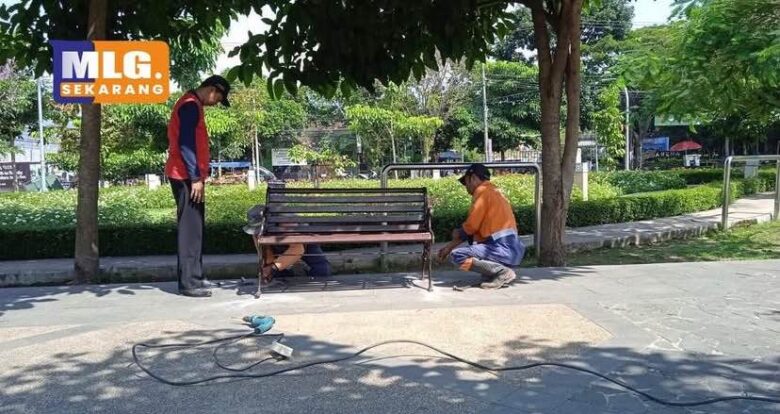 Pemasangan kursi di Taman Bunga Merjosari yang merupakan bekas kursi di Jalan Ijen, Kota Malang (tangkapan layar Instgram @mlg.sekarang)