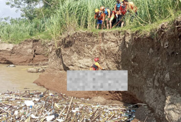FOTO : Tim SAR gabungan menemukan jasad Alfath Adi Raffasya, balita berusia 3 tahun asal Desa Kalipucung, Kecamatan Sanankulon, Kabupaten Blitar, yang dilaporkan hilang setelah terbawa arus parit. (blok-a.com/Fajar)