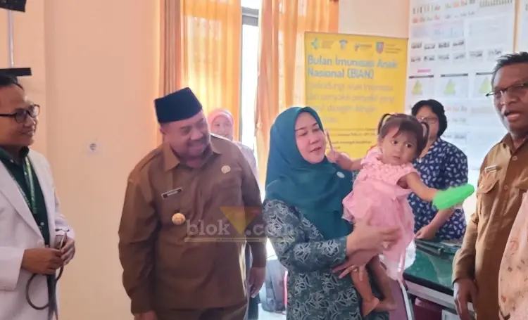 Bupati Jombang Warsubi saat tinjau program penanggulangan stunting di puskesmas Mojowarno.(blok-a.com/Syahrul Wijaya)