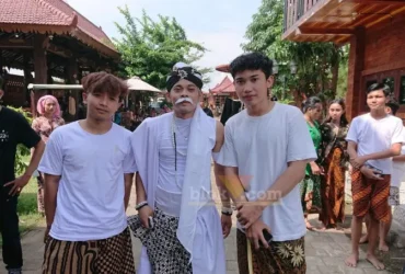 Cak Percil bersama pemeran pendukung dalam sesi pengambilan gambar dan syuting iklan layanan masyarakat bus Trans Jatim koridor VI, di Dlanggu, Mojokerto.(blok-a.com/Syahrul Wijaya)