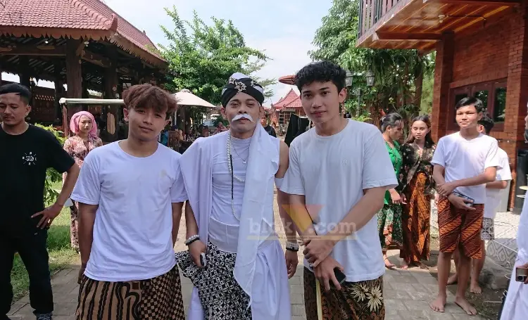 Cak Percil bersama pemeran pendukung dalam sesi pengambilan gambar dan syuting iklan layanan masyarakat bus Trans Jatim koridor VI, di Dlanggu, Mojokerto.(blok-a.com/Syahrul Wijaya)