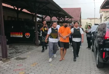 Eks Kepala cabang Dealer Isuzu Mojokerto digelandang ke Mapolres Mojokerto kota.(blok-a.com/Syahrul Wijaya)