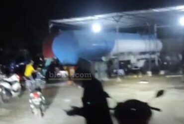 Warga Desa Suci dan Desa Pongangan, Kecamatan Manyar, Kabupaten Gresik, menggeruduk sebuah gudang BBM.(blok-a.com/Ivan)