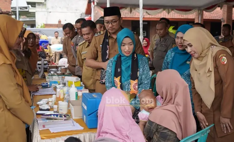 Wakil bupati Mojokerto hadiri kegiatan posyandu di balai desa Blimbingsari.(blok-a.com/Syahrul Wijaya)