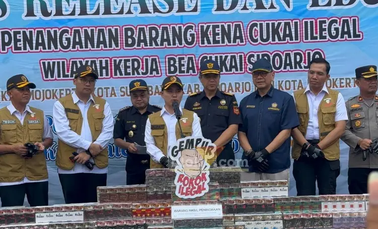 Bupati Mojokerto Gus Barra bersama kepala KPPBC TMP B Sidoarjo dalam acara pemusnahan rokok ilegal dan miras ilegal.(blok-a.com/Syahrul Wijaya)