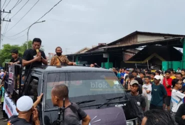 Ratusan warga Kelurahan Lumpur, Gresik menggelar aksi unjuk rasa di depan pabrik PT Petro Oxo Nusantara.(blok-a.com/ivan)