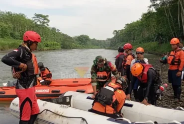 Basarnas personel gabungan dalam upaya pencarian M. Dava Nur Ilham yang hilang di Sungai Brantas. (blok-a.com/Fajar)