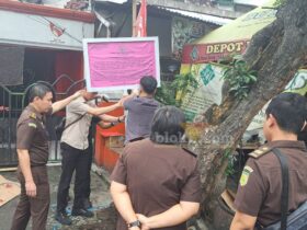 Proses penyitaan aset PT KAI di jalan pacar keling, Surabaya.(Humas KAI)