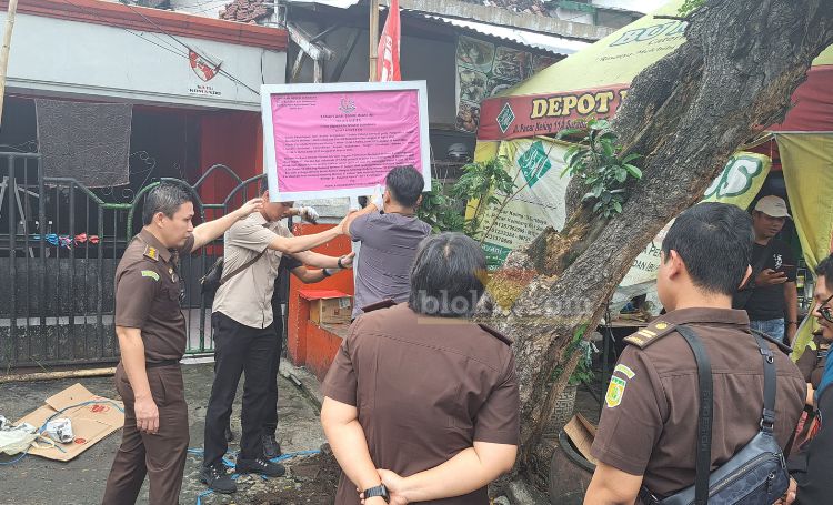 Proses penyitaan aset PT KAI di jalan pacar keling, Surabaya.(Humas KAI)
