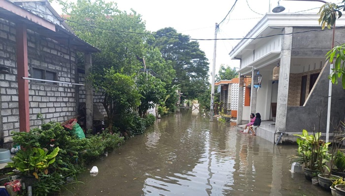 Kawasan pemukiman warga di Desa Bungah, Kecamatan Bungah, pada Minggu (18/5/2025) siang akibat luapan sungai Bengawan Solo.(Istimewa)