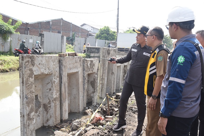 Bupati Sidoarjo Subandi tinjau proyek betonisasi Betro-Gedangan.