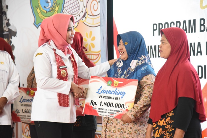 Penyaluran BLT DBHCHT buruh pabrik rokok di Kabupaten Sidoarjo.
