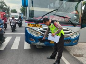 Olah TKP kecelakaan bus vs motor di Balongbendo Sidoarjo.