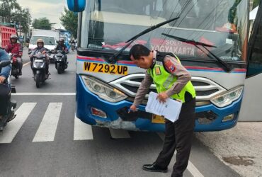 Olah TKP kecelakaan bus vs motor di Balongbendo Sidoarjo.