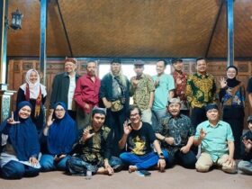Dewan Kesenian Blambangan bersama Disbudpar Banyuwangi saat menggelar diskusi sastra yang bertajuk "Sastra dan Realitas", Kamis (29/5/2025) malam. (Blok-a.com/Kuryanto)