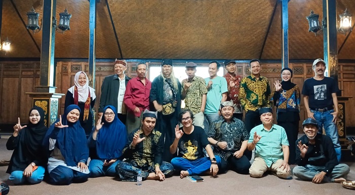 Dewan Kesenian Blambangan bersama Disbudpar Banyuwangi saat menggelar diskusi sastra yang bertajuk "Sastra dan Realitas", Kamis (29/5/2025) malam. (Blok-a.com/Kuryanto)