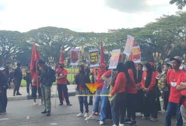 Aksi demonstrasi oleh Solidaritas Perjuangan Buruh Indonesia (SPBI) yang digelar di depan Gedung DPRD Kota Malang (blok-a.com / Yogga Ardiawan)
